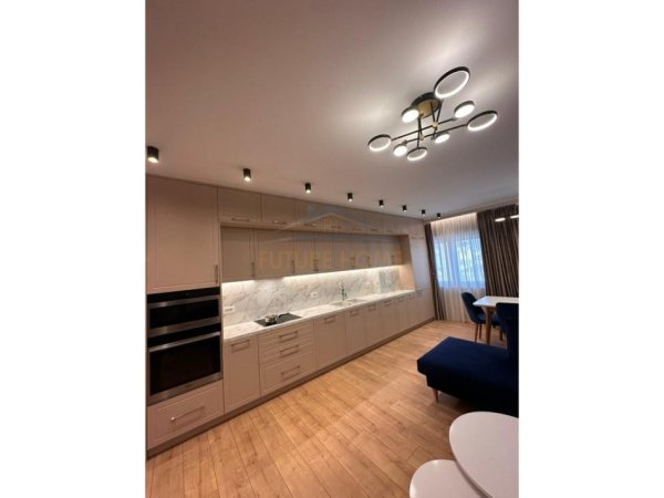 Tirane, jepet me qera apartament 3+1 Kati 5, 134 m² 1.100 € (Stacioni i Trenit)