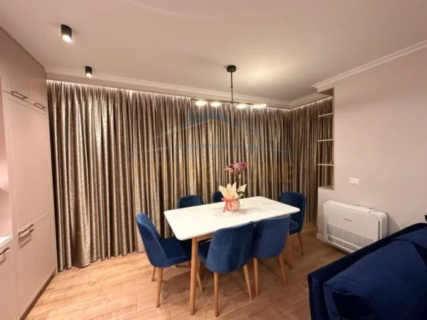 Tirane, jepet me qera apartament 3+1 Kati 5, 134 m² 1.100 € (Stacioni i Trenit)