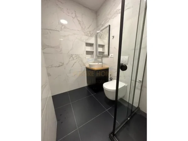 Tirane, jepet me qera apartament 3+1 Kati 5, 134 m² 1.100 € (Stacioni i Trenit)