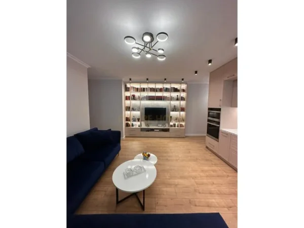 Tirane, jepet me qera apartament 3+1 Kati 5, 134 m² 1.100 € (Stacioni i Trenit)