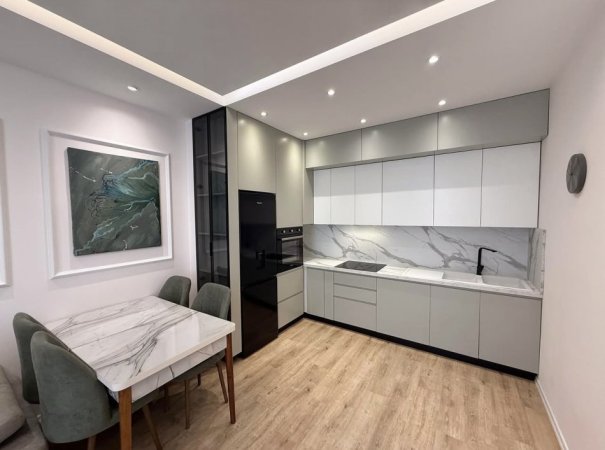 Tirane, jepet me qera apartament 2+1 Kati 5, 115 m² 800 € (Residenca Erli.)