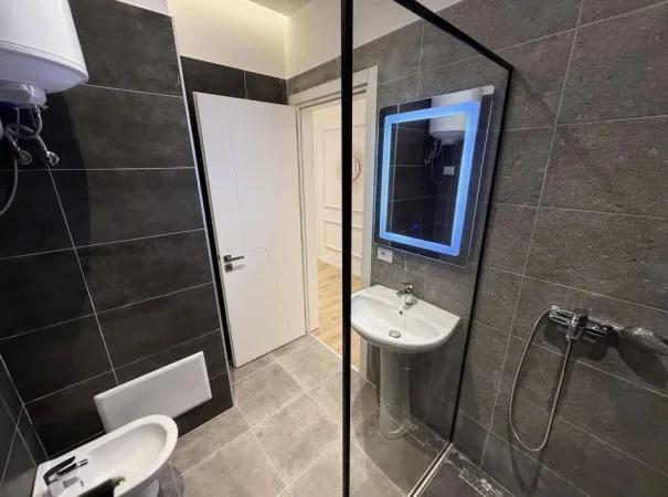 Tirane, jepet me qera apartament 2+1 Kati 5, 115 m² 800 € (Residenca Erli.)