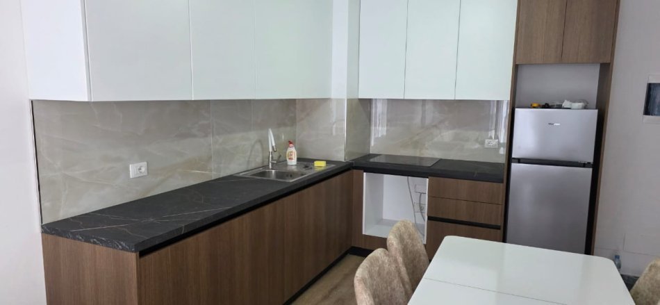Tirane, jap me qera apartament 2+1+Ballkon Kati 2, 82 m² 500 € (Univers City)