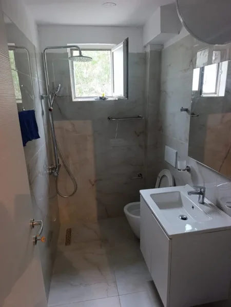 Tirane, jepet me qera apartament 3+1+Ballkon Kati 4, 90 m² 800 € (Rruga e Kavajes)