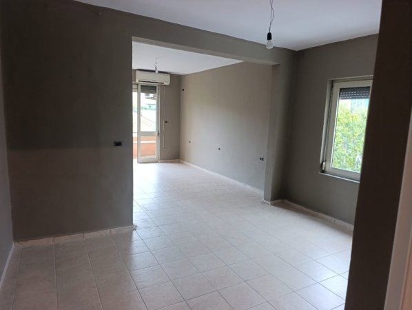 Tirane, jepet me qera apartament 3+1+Ballkon Kati 4, 90 m² 800 € (Rruga e Kavajes)