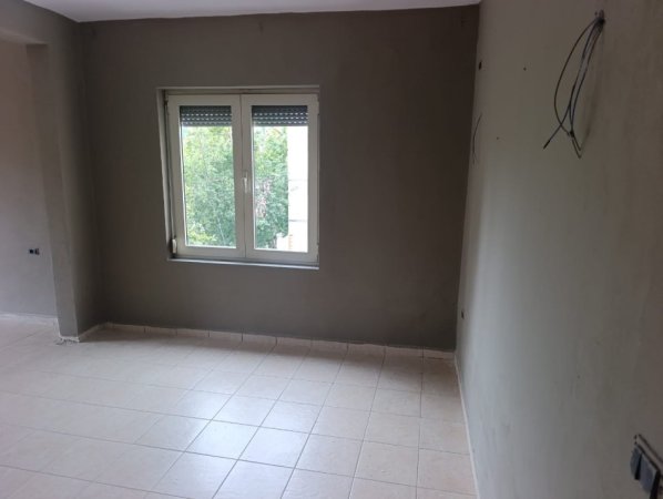 Tirane, jepet me qera apartament 3+1+Ballkon Kati 4, 90 m² 800 € (Rruga e Kavajes)