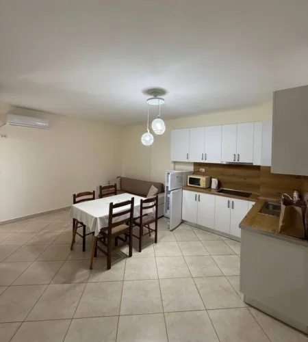 Durres, jepet me qera apartament 1+1+Ballkon Kati 4, 550 € (Currila, Durres)