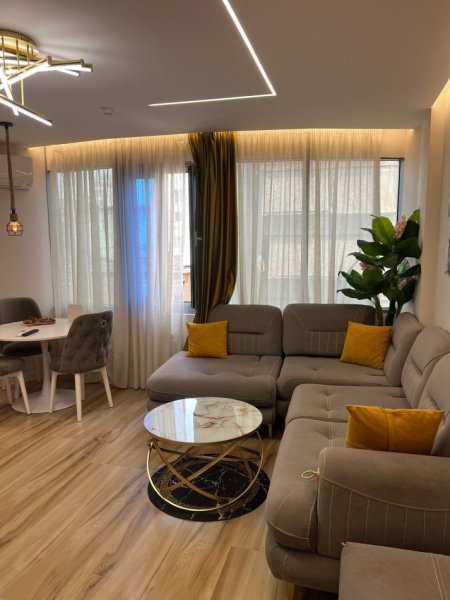 Tirane, jepet me qera apartament 1+1 Kati 5, 650 € (selvia)