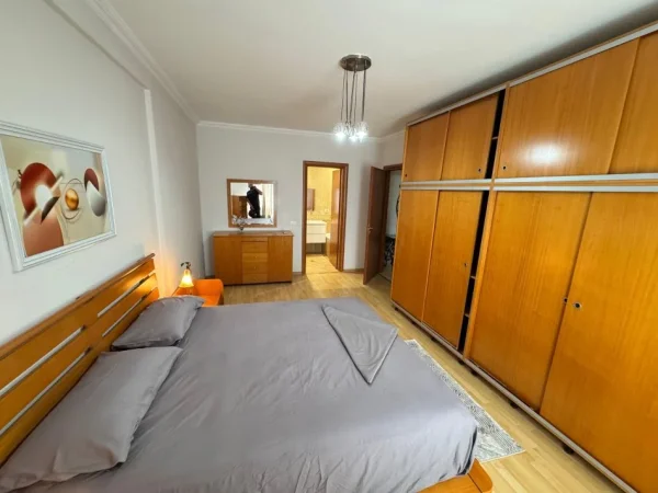 Tirane, jepet me qera apartament 2+1 Kati 8, 700 € 
