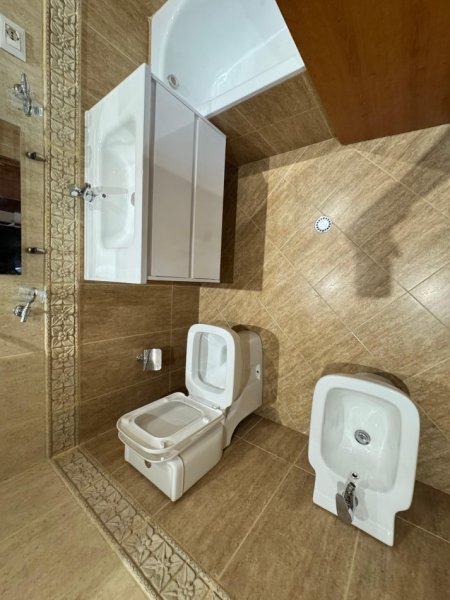 Tirane, jepet me qera apartament 2+1 Kati 8, 700 € 