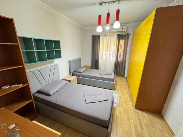 Tirane, jepet me qera apartament 2+1 Kati 8, 700 € 