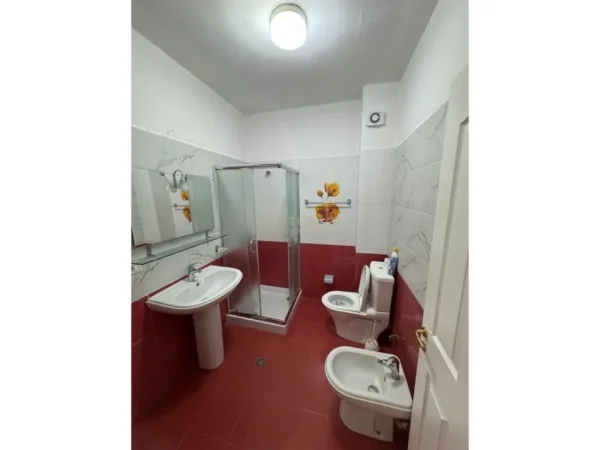 Tirane, jepet me qera apartament duplex 2+1+Ballkon Kati 1, 100 m² 850 € (Kodra e Diellit 1)