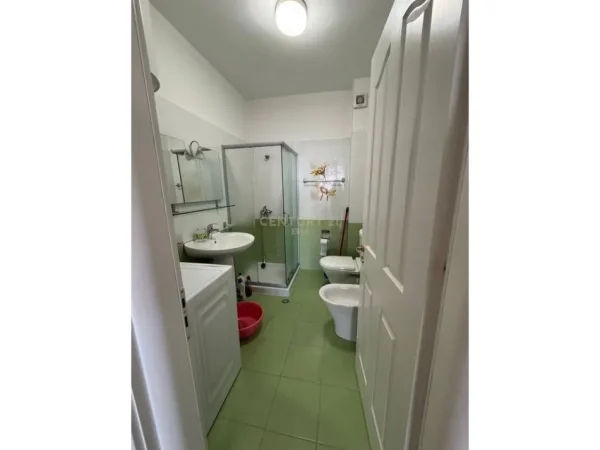 Tirane, jepet me qera apartament duplex 2+1+Ballkon Kati 1, 100 m² 850 € (Kodra e Diellit 1)