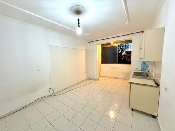 Tirane, shitet garsonier 1+1 Kati 2, 32 m² 50.000 € (Porcelan)