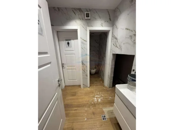 Tirane, jepet me qera ambjent biznesi Kati 0, 1.500 € 