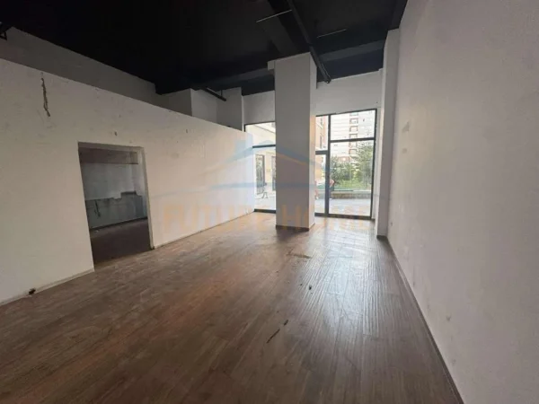 Tirane, jepet me qera ambjent biznesi Kati 0, 1.500 € 