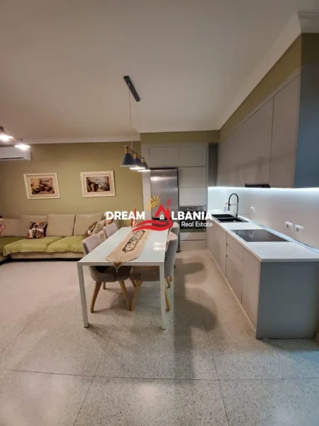 Tirane, jepet me qera apartament 2+1 , 100 m² 750 € (selvia)