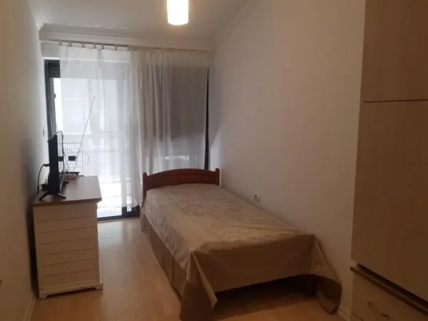 Tirane, jepet me qera apartament 2+1 Kati 3, 90 m² 800 € (Blloku)