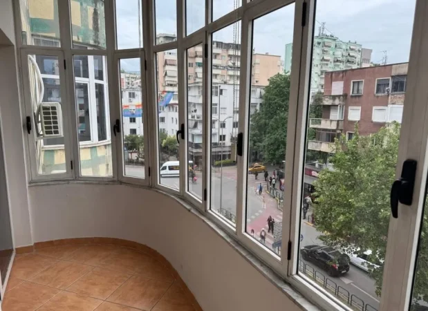 Tirane, jepet me qera zyre Kati 4, 178 m² 1.700 € 