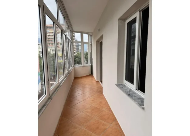 Tirane, jepet me qera zyre Kati 4, 178 m² 1.700 € 
