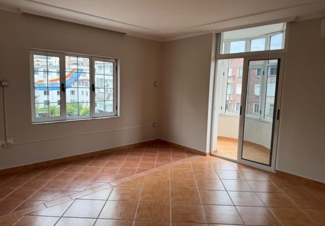Tirane, jepet me qera zyre Kati 4, 178 m² 1.700 € 