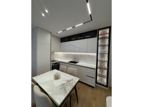 Tirane, shitet apartament Kati 7, 121 m² 242.000 € (BULEVARDI MIGJENI)