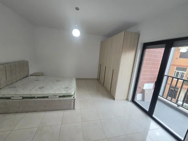 Tirane, jepet me qera apartament 1+1 Kati 2, 75 m² 500 € (Gjon Buzuku)
