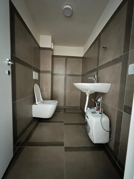 Tirane, jepet me qera ambjent biznesi Kati 0, 76 m² 1.500 € (Rruga Tefta Tashko)