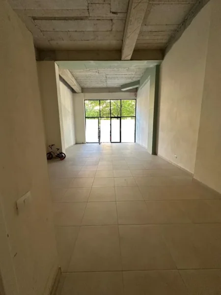 Tirane, jepet me qera ambjent biznesi Kati 0, 76 m² 1.500 € (Rruga Tefta Tashko)
