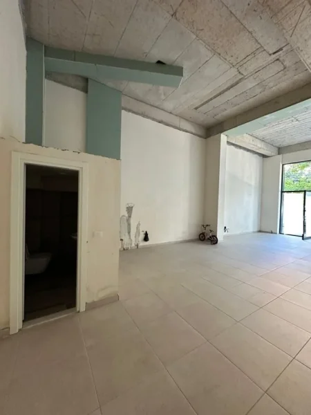 Tirane, jepet me qera ambjent biznesi Kati 0, 76 m² 1.500 € (Rruga Tefta Tashko)