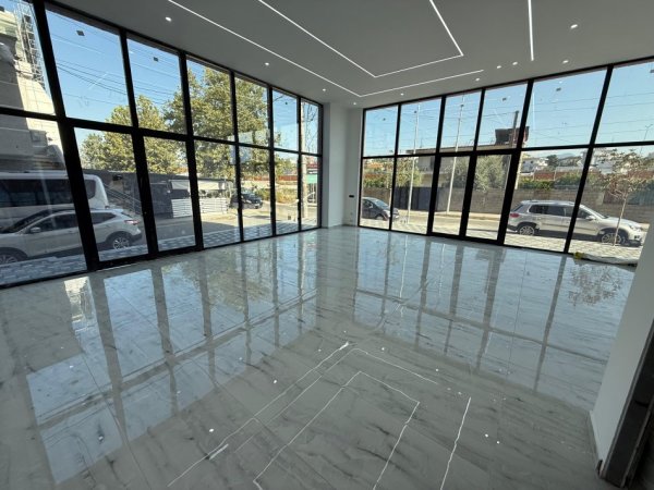 Tirane, shitet dyqan Kati 0, 74 m²