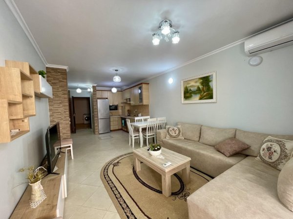 Tirane, jepet me qera apartament 2+1+Ballkon Kati 4, 70 m² 600 € (Rruga Peti)