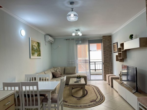 Tirane, jepet me qera apartament 2+1+Ballkon Kati 4, 70 m² 600 € (Rruga Peti)
