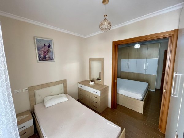 Tirane, jepet me qera apartament 2+1+Ballkon Kati 4, 70 m² 600 € (Rruga Peti)