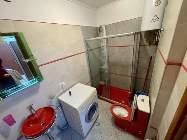 Tirane, jepet me qera apartament 2+1+Ballkon Kati 4, 70 m² 600 € (Rruga Peti)