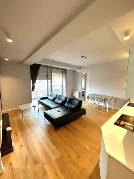 Tirane, jepet me qera apartament 1+1 , 80 m² 1.000 € (tek spar)