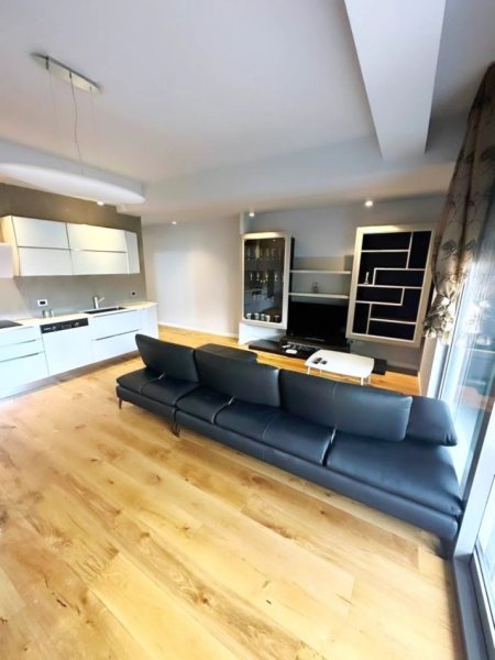 Tirane, jepet me qera apartament 1+1 , 80 m² 1.000 € (tek spar)