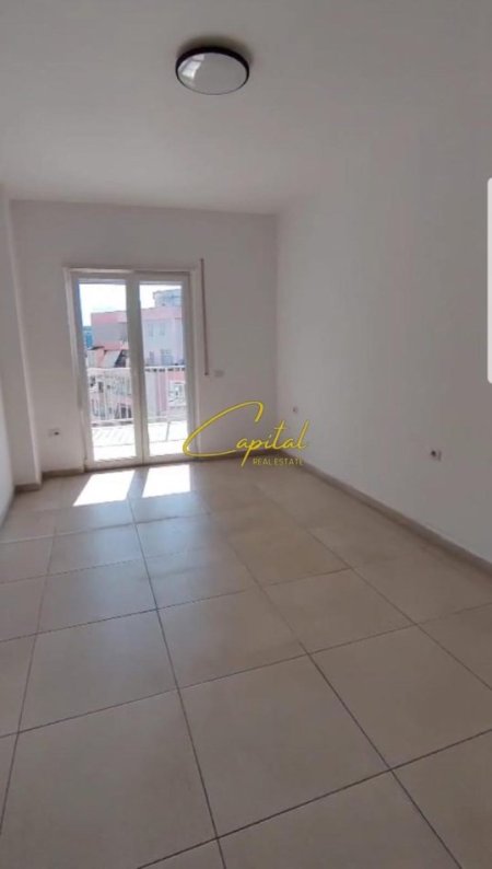 Tirane, jepet me qera ambjent biznesi Kati 7, 112 m² 650 € (RRUGA E BARRIKADAVE)