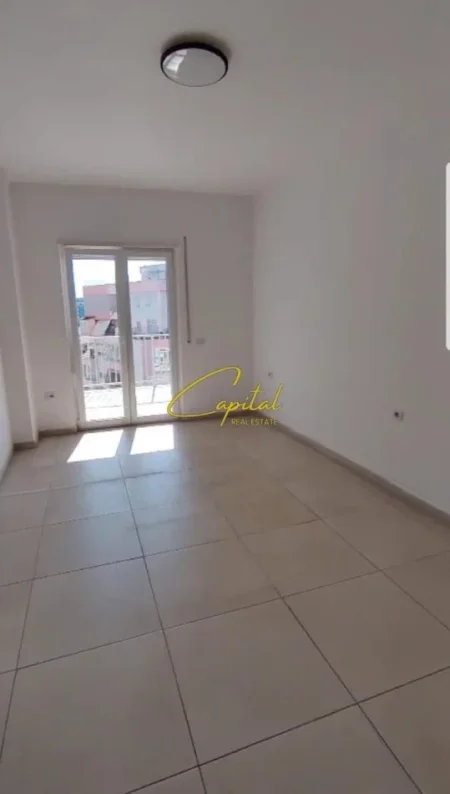 Tirane, jepet me qera ambjent biznesi Kati 7, 112 m² 650 € (RRUGA E BARRIKADAVE)