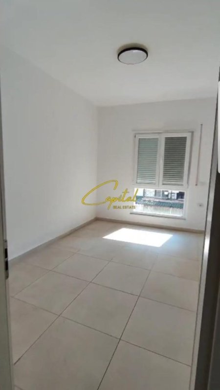 Tirane, jepet me qera ambjent biznesi Kati 7, 112 m² 650 € (RRUGA E BARRIKADAVE)
