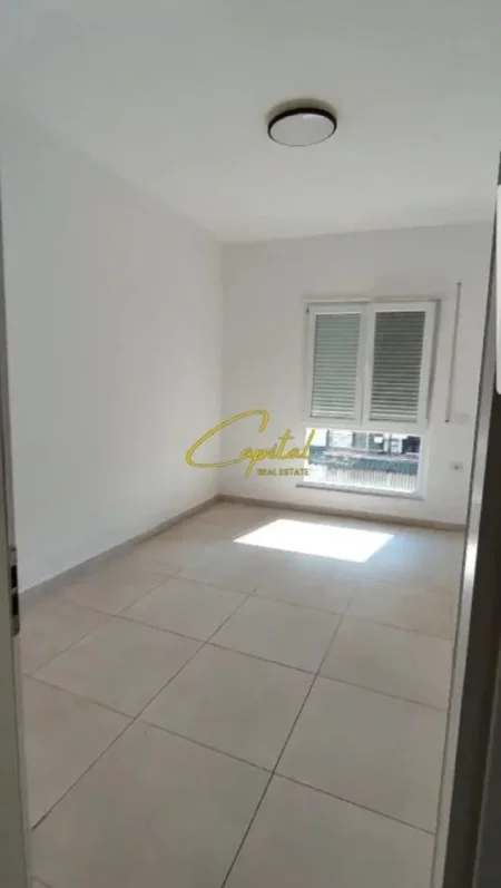 Tirane, jepet me qera ambjent biznesi Kati 7, 112 m² 650 € (RRUGA E BARRIKADAVE)