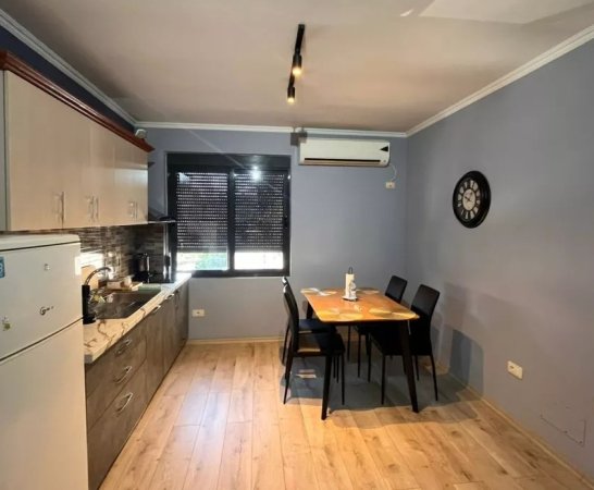 Tirane, jepet me qera apartament 2+1 Kati 3, 560 € 