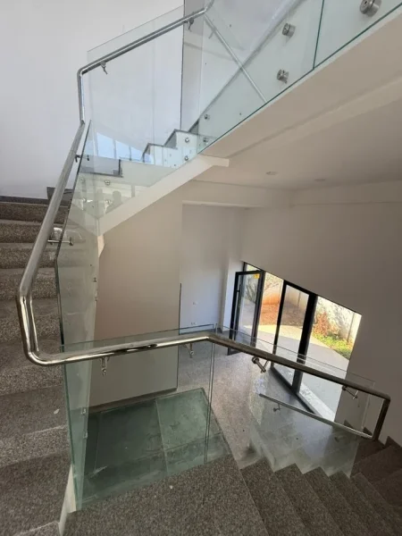 Tirane, jepet me qera ambjent biznesi , 490 m² 2.600 € (Autostrada Tiranë–Durrës)