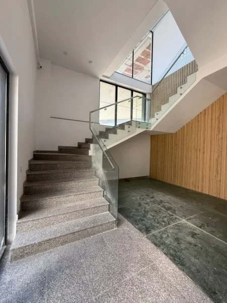 Tirane, jepet me qera ambjent biznesi , 490 m² 2.600 € (Autostrada Tiranë–Durrës)