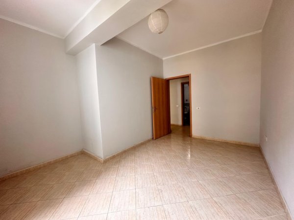 Tirane, jepet me qera apartament 2+1 Kati 4, 95 m² 500 € (Zona e Parkut, Pallati i Anxhelos)