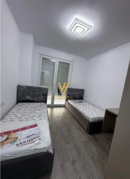 Tirane, jepet me qera apartament 2+1+Ballkon Kati 4, 90 m² 600 € (UNIVER CITY)