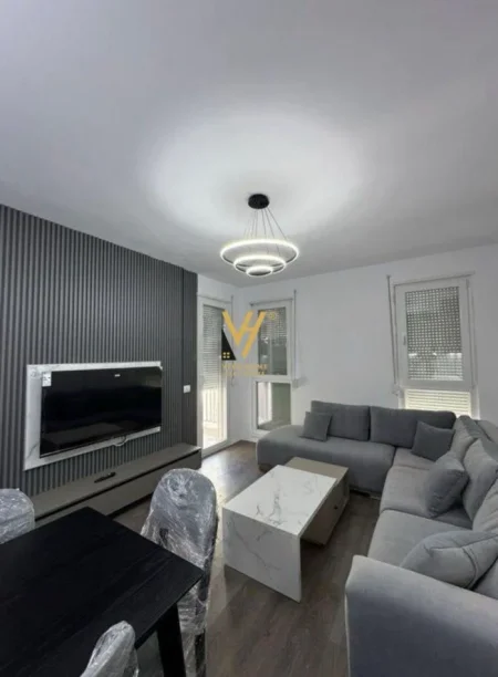 Tirane, jepet me qera apartament 2+1+Ballkon Kati 4, 90 m² 600 € (UNIVER CITY)