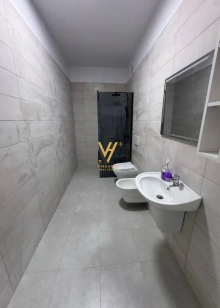 Tirane, jepet me qera apartament 2+1+Ballkon Kati 4, 90 m² 600 € (UNIVER CITY)