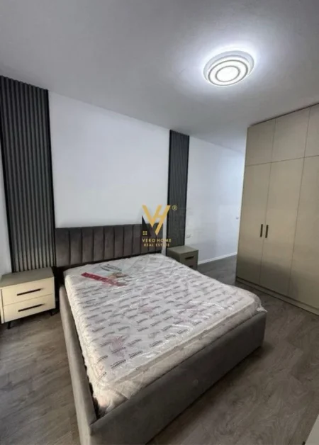 Tirane, jepet me qera apartament 2+1+Ballkon Kati 4, 90 m² 600 € (UNIVER CITY)