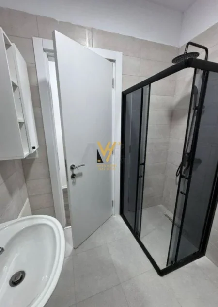 Tirane, jepet me qera apartament 2+1+Ballkon Kati 4, 90 m² 600 € (UNIVER CITY)